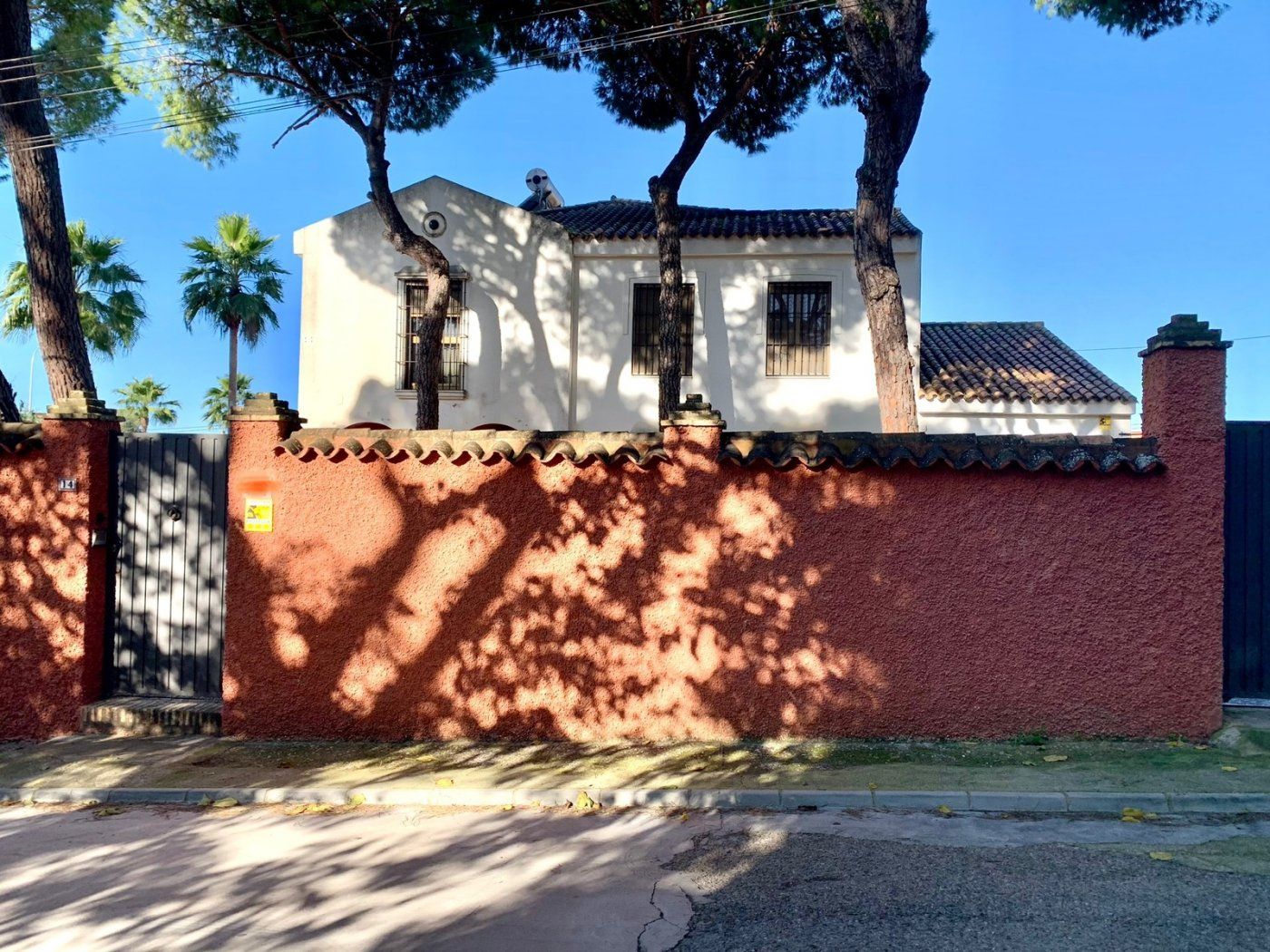Vista exterior de Casa o xalet en venda en Alcalá de Guadaira amb Aire condicionat, Calefacció i Jardí privat