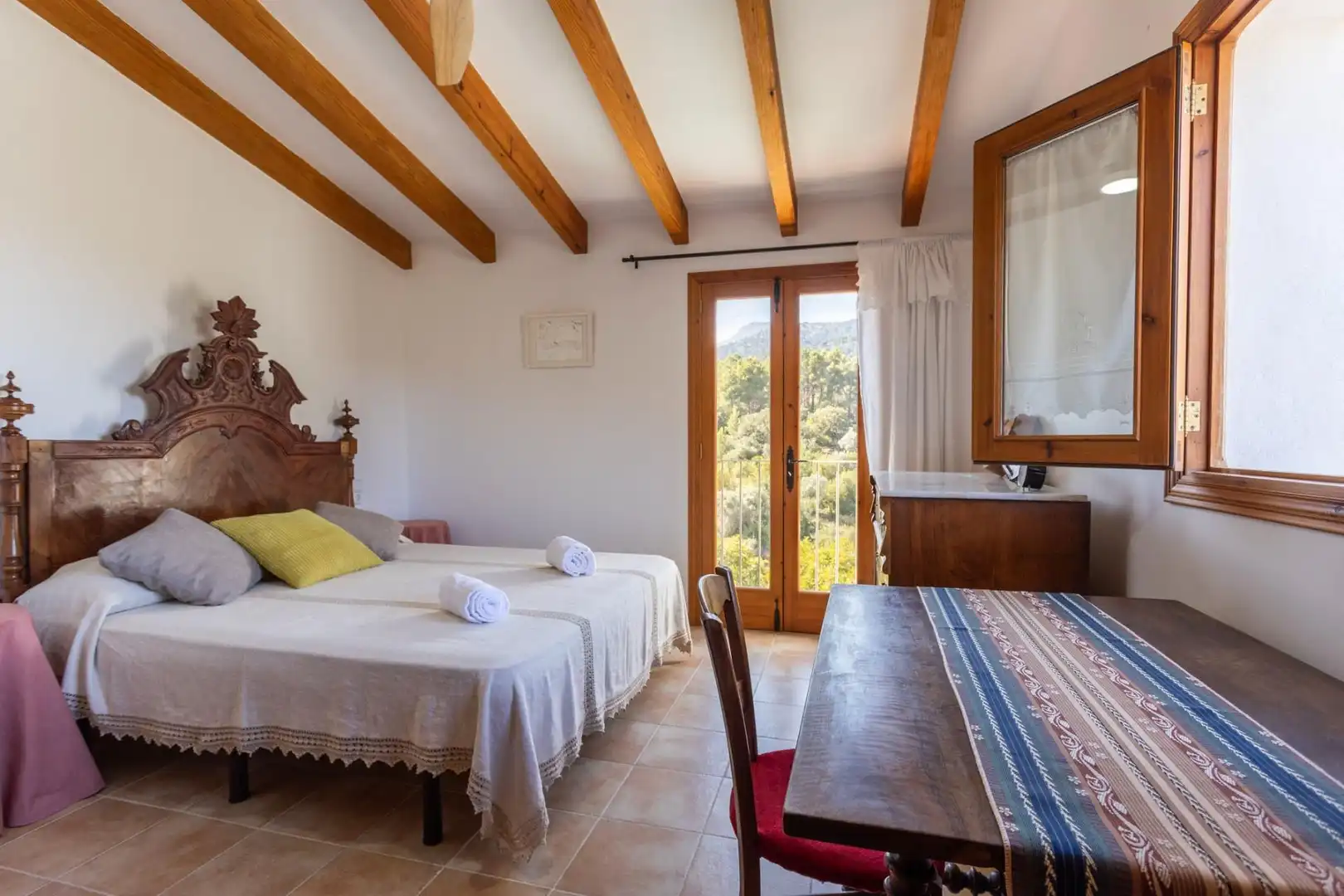 Dormitori de Finca rústica de lloguer en Selva amb Jardí privat