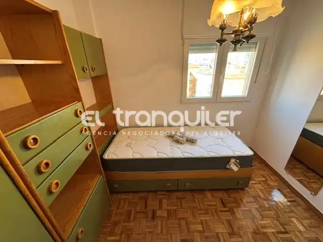 Dormitori de Pis de lloguer en Madrid amb Aire condicionat, Parquet i Moblat