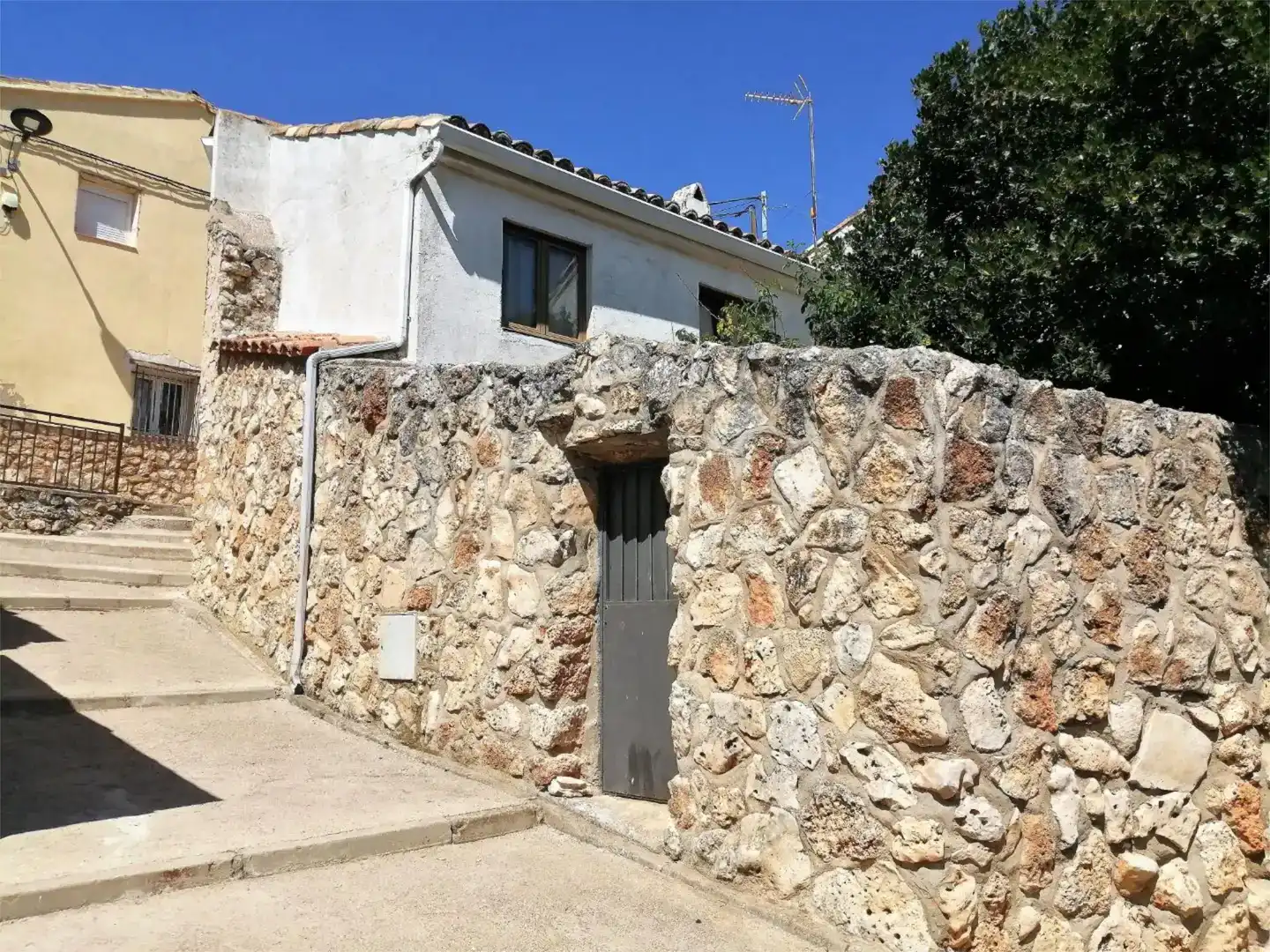 Vista exterior de Finca rústica en venda en Hueva amb Jardí privat, Traster i Moblat