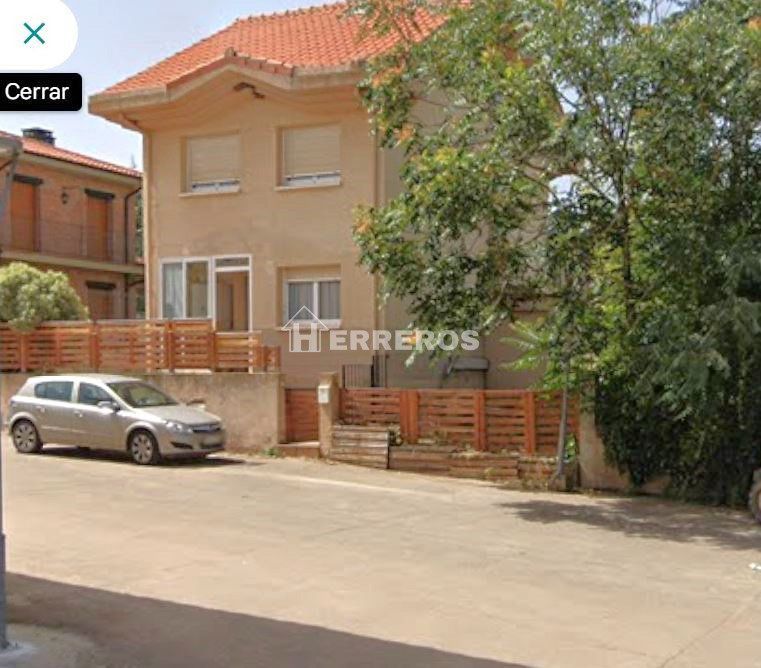 Vista exterior de Casa o xalet en venda en Medrano amb Calefacció, Parquet i Terrassa