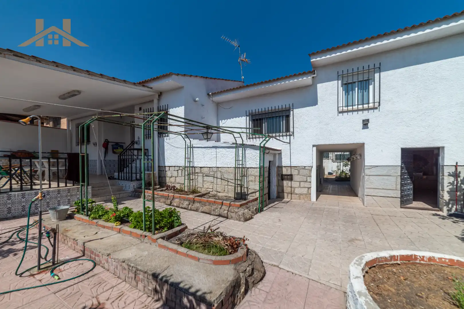 Vista exterior de Casa adosada en venta en Villa del Prado con Aire acondicionado, Jardín privado y Piscina