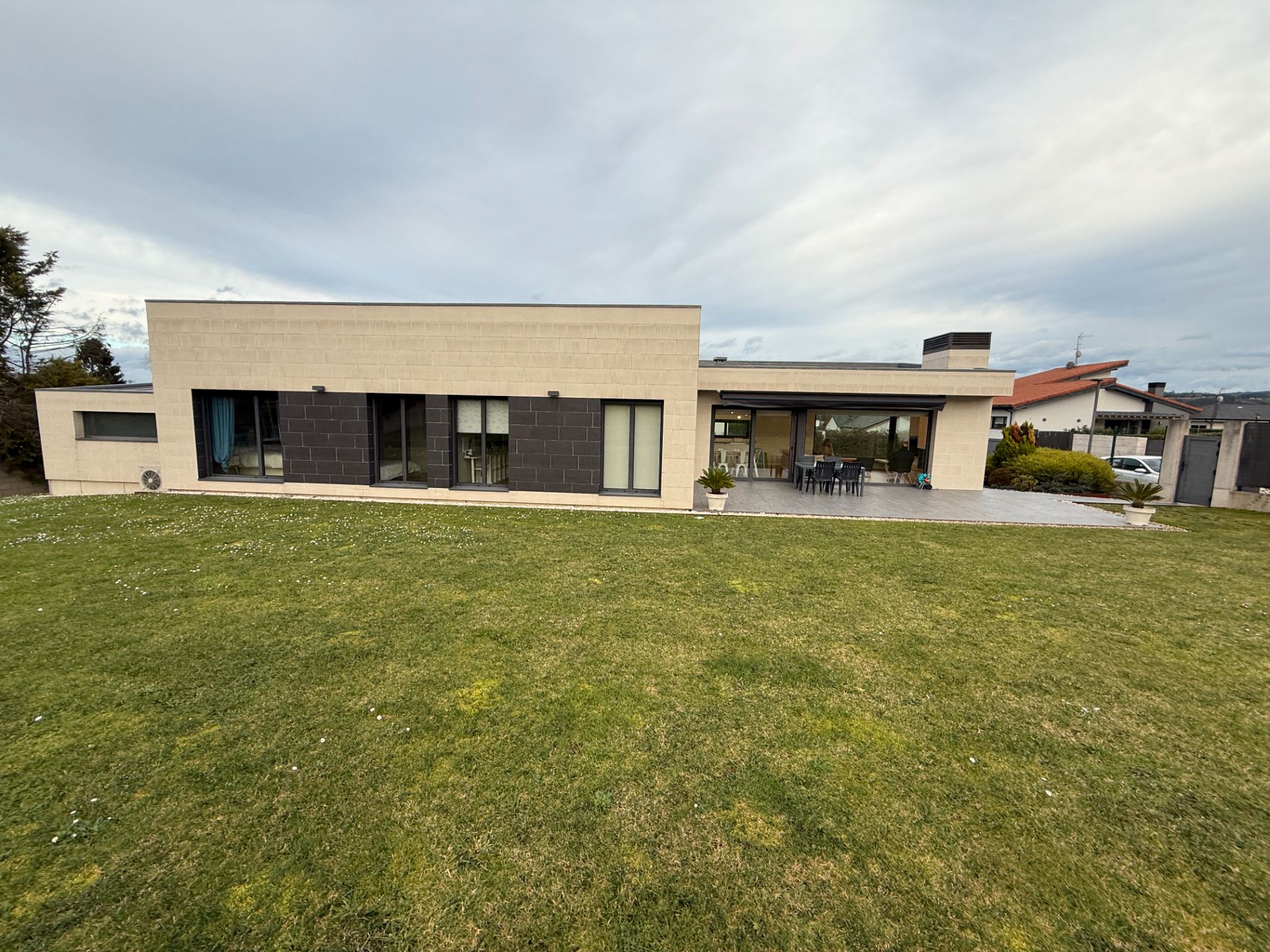 Vista exterior de Casa o xalet en venda en Gijón  amb Jardí privat i Terrassa