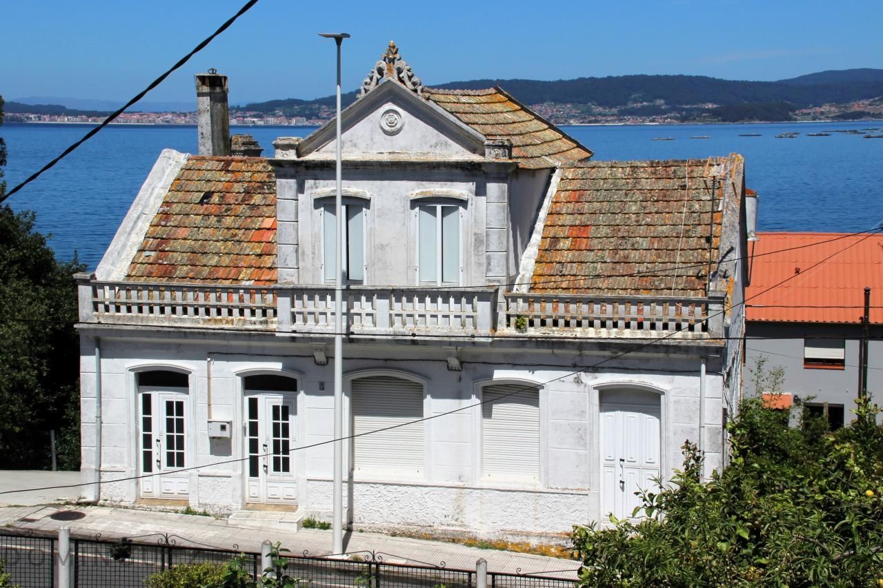 Vista exterior de Casa o xalet en venda en Bueu amb Jardí privat, Traster i Moblat