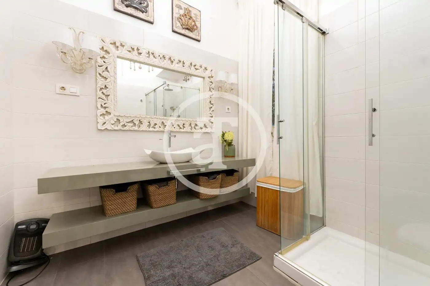 Bathroom of Study for rent in Madrid  with Air Conditioner, Heating and Furnished