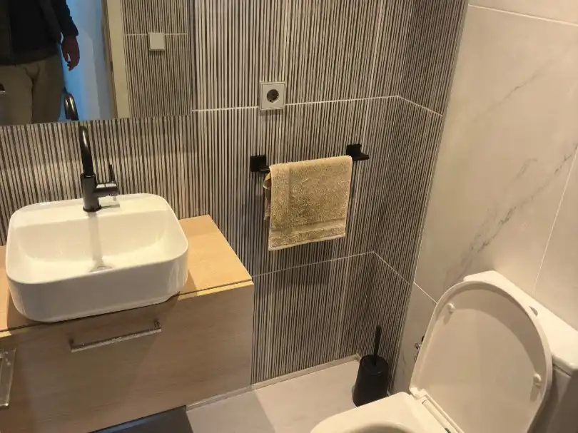 Bany de Oficina de lloguer en Marbella amb Aire condicionat, Calefacció i Internet