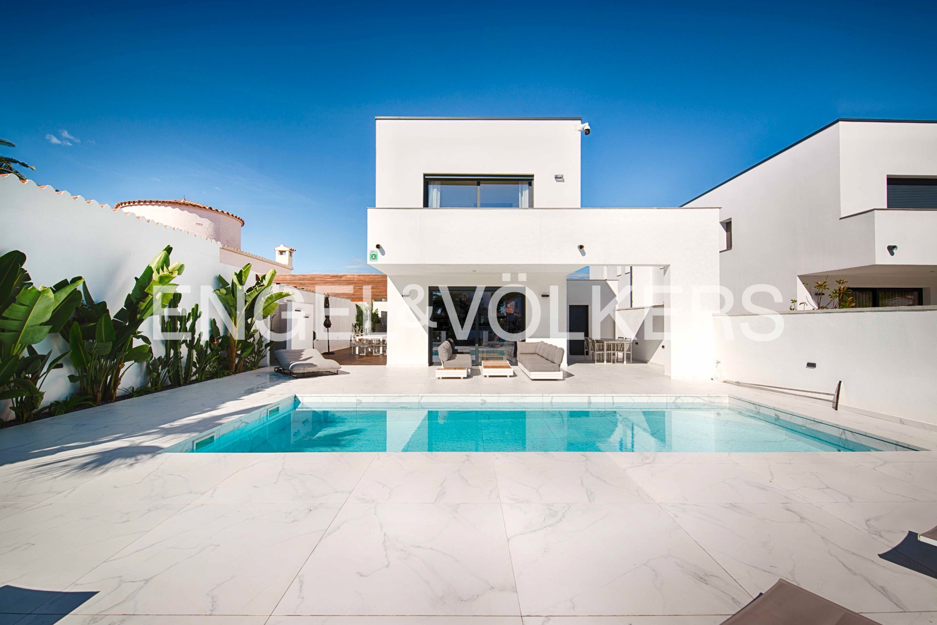 Vista exterior de Casa o xalet en venda en Empuriabrava amb Aire condicionat, Jardí privat i Terrassa