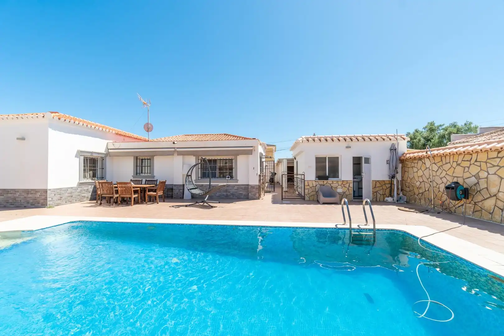 Vista exterior de Casa o xalet en venda en Torrevieja amb Aire condicionat, Calefacció i Jardí privat