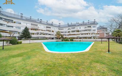 Piscina de Dúplex en venda en Majadahonda amb Aire condicionat, Calefacció i Terrassa