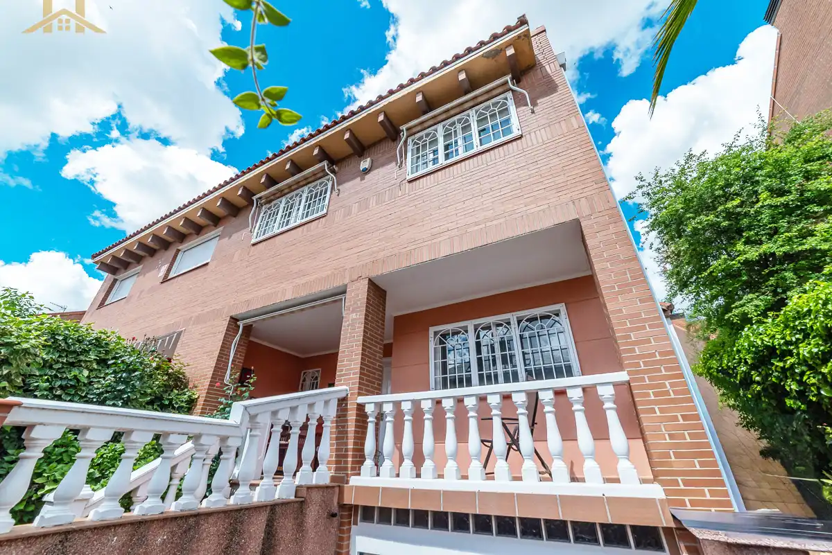Vista exterior de Casa adosada en venta en Boadilla del Monte con Aire acondicionado, Calefacción y Jardín privado