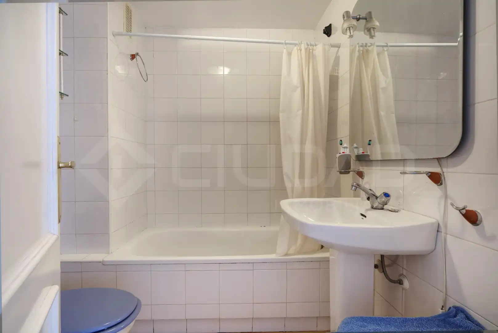 Bany de Pis en venda en San Juan de Aznalfarache amb Aire condicionat i Piscina comunitària