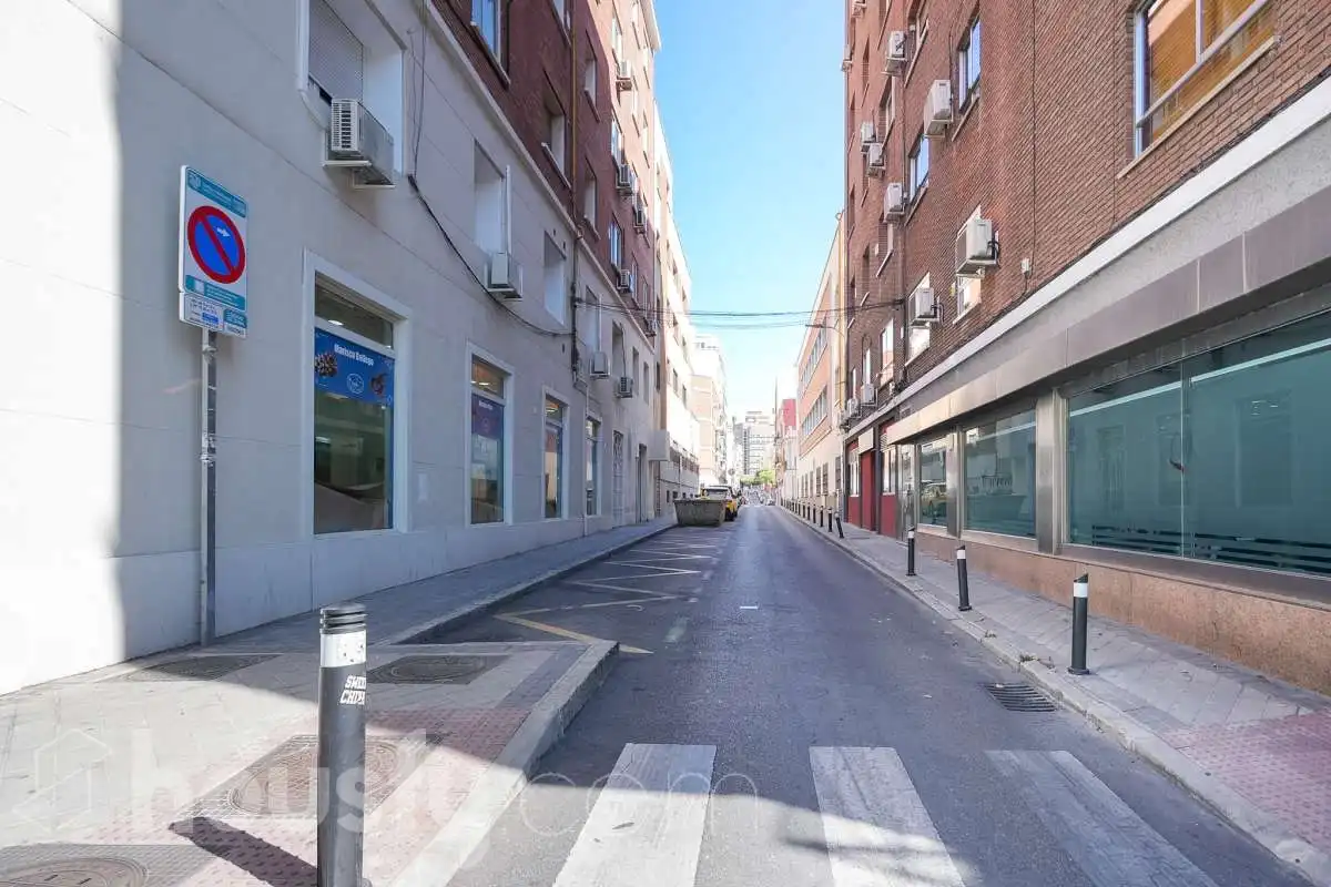 Vista exterior de Local en venda en Madrid