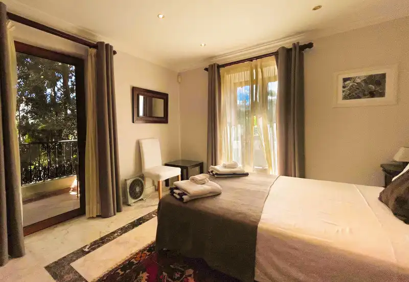 Dormitori de Casa o xalet de lloguer en Marbella amb Aire condicionat, Jardí privat i Terrassa
