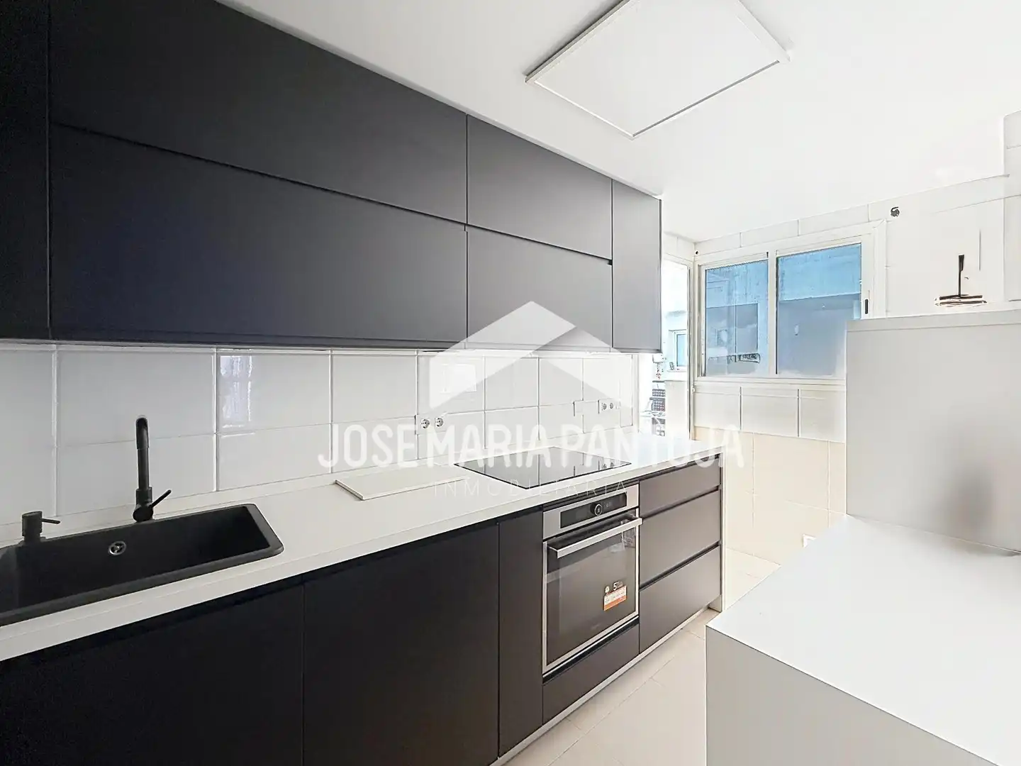 Kitchen of Flat for sale in Arcos de la Frontera  with Air Conditioner, Heating and Storage room