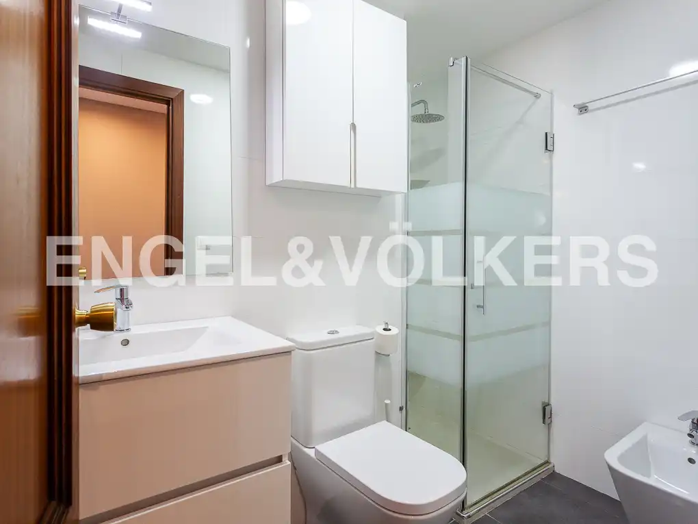 Bathroom of Flat for rent in Valencia  with Air Conditioner, Heating and Terrace