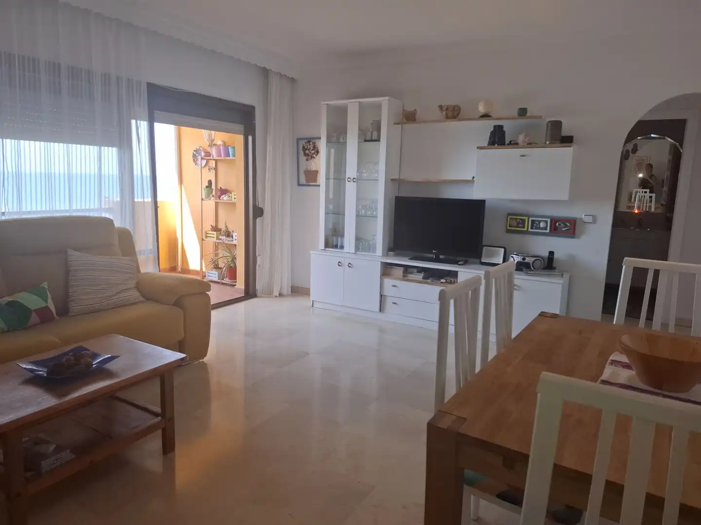 Sala de estar de Apartamento de alquiler en Benalmádena con Terraza, Amueblado y Piscina comunitaria