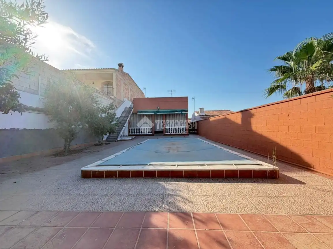Piscina de Finca rústica en venda en Puente Genil amb Aire condicionat, Calefacció i Terrassa