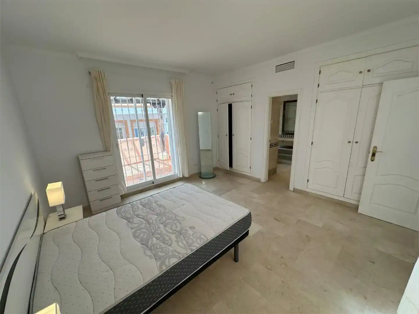Dormitori de Casa adosada de lloguer en Marbella amb Aire condicionat, Piscina i Balcó