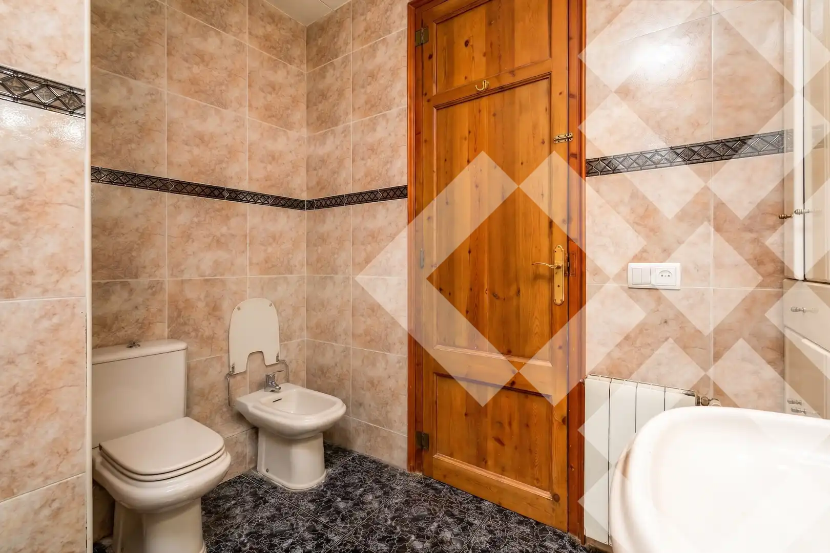 Badezimmer von Wohnung zum Verkauf in Barcelona mit Heizung, Ofen und Balkon