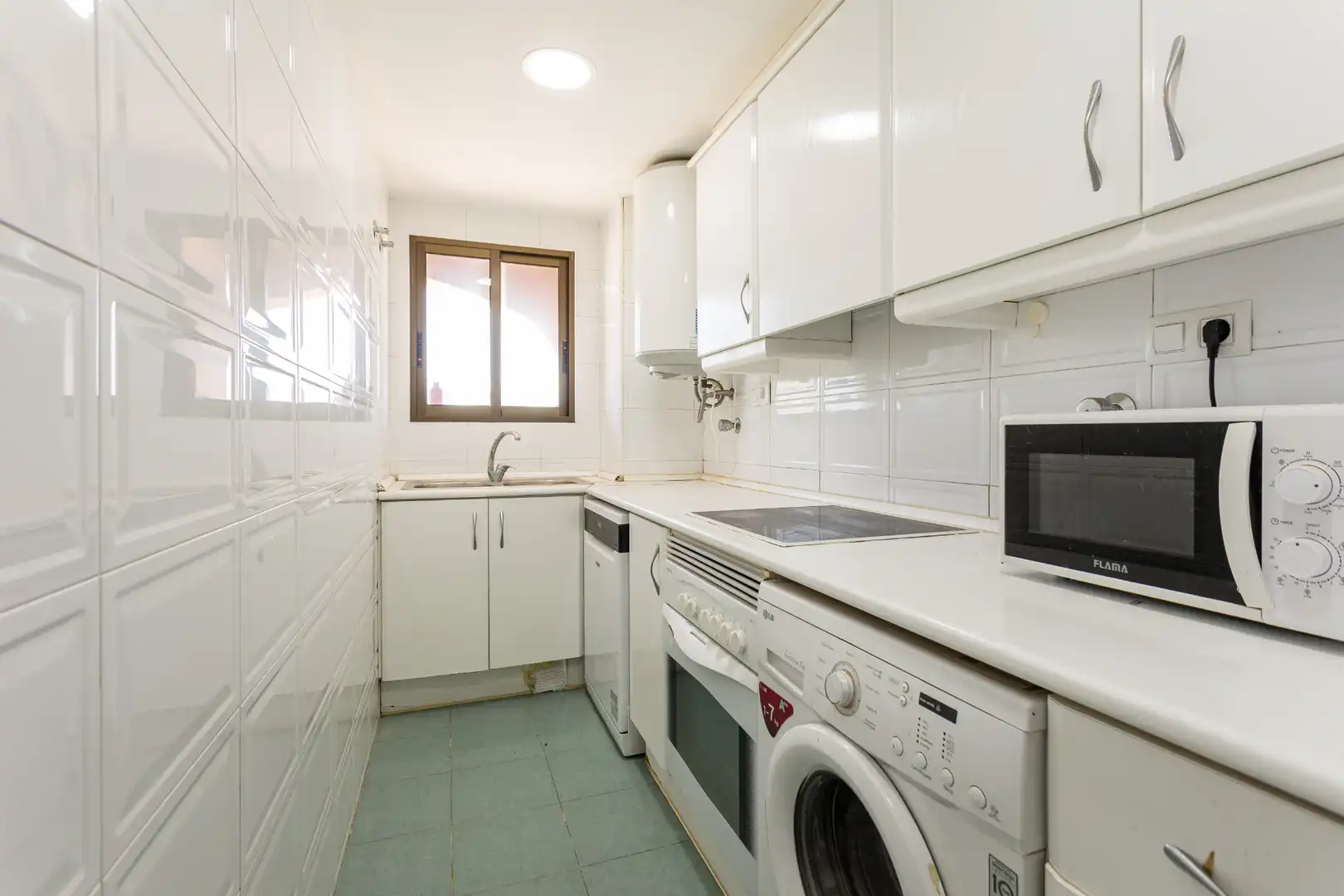 Cocina de Piso en venta en Alboraya con Parquet, Terraza y Piscina comunitaria