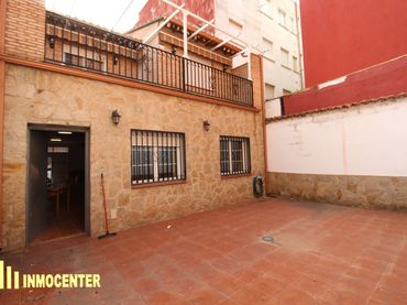 Casa con balcón en venta en Calle Azucena
