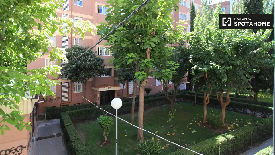 Jardí de Apartament per a compartir en Madrid amb Aire condicionat i Terrassa