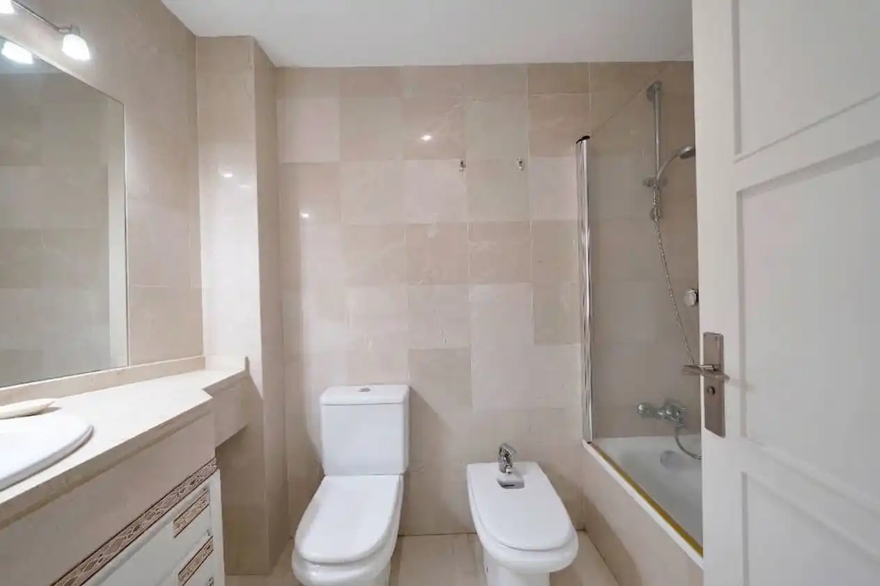 Baño de Apartamento en venta en Marbella con Jardín privado y Piscina comunitaria