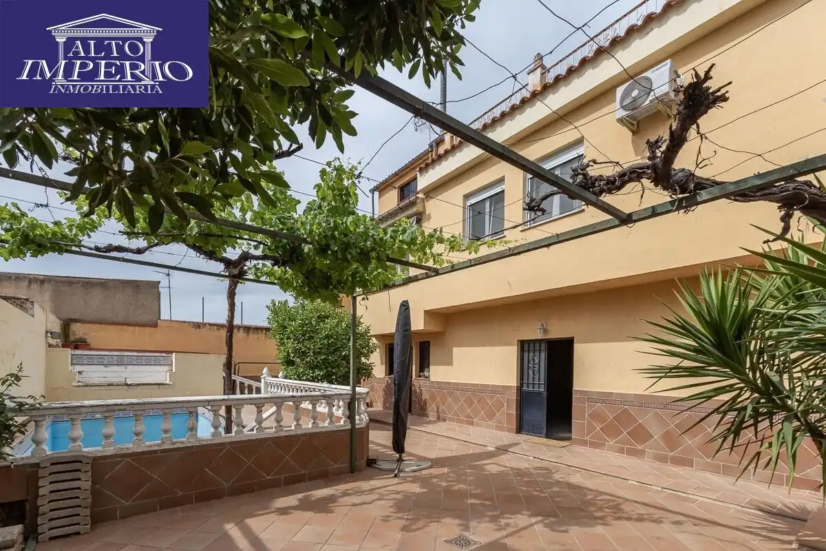 Chalet con terraza en venta en Ogíjares