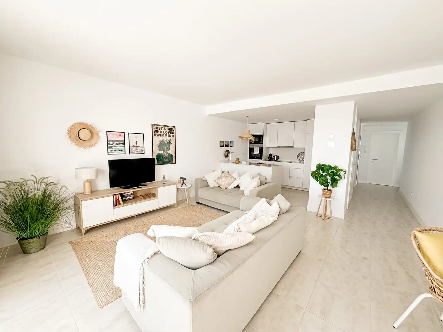 Wohnzimmer von Dachboden zum Verkauf in Manilva mit Klimaanlage, Heizung und Terrasse
