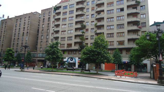 Garaje en Alquiler en Calle del General Elorza en Salesas - Foncalada - Campoamor