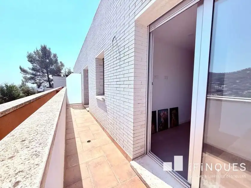 Vista exterior de Casa adosada en venda en Castellar del Vallès amb Jardí privat, Terrassa i Balcó