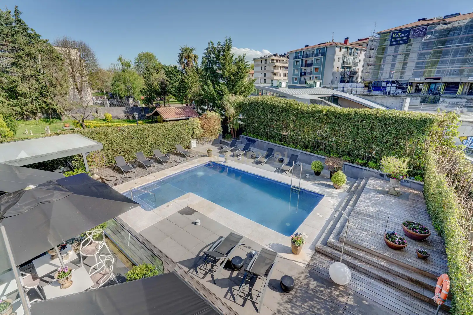 Piscina de Casa o xalet en venda en Donostia - San Sebastián  amb Aire condicionat, Jardí privat i Piscina