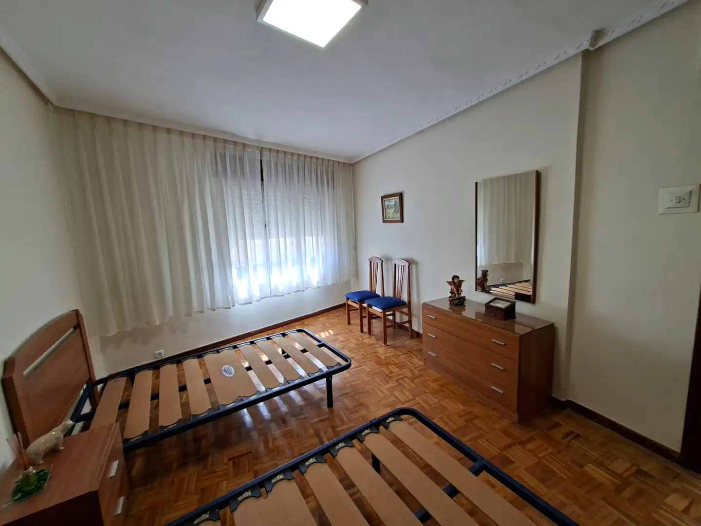 Dormitori de Pis de lloguer en Avilés amb Calefacció, Parquet i Moblat
