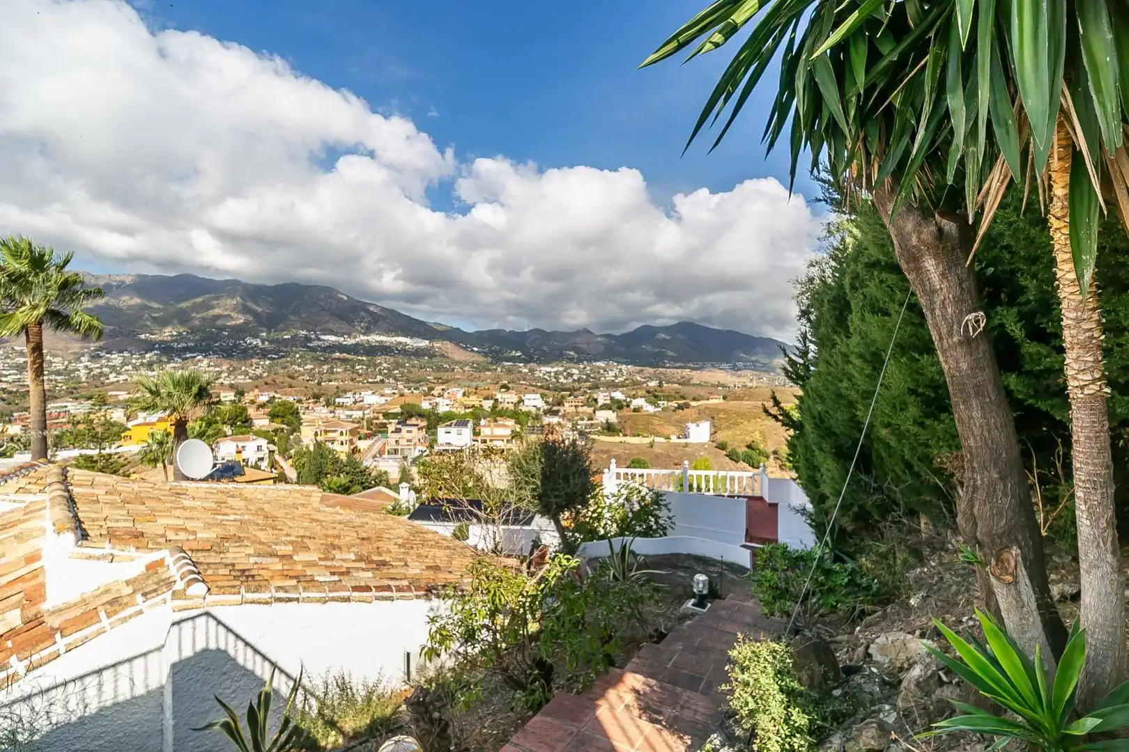 Vista exterior de Casa o xalet en venda en Mijas amb Aire condicionat, Jardí privat i Terrassa