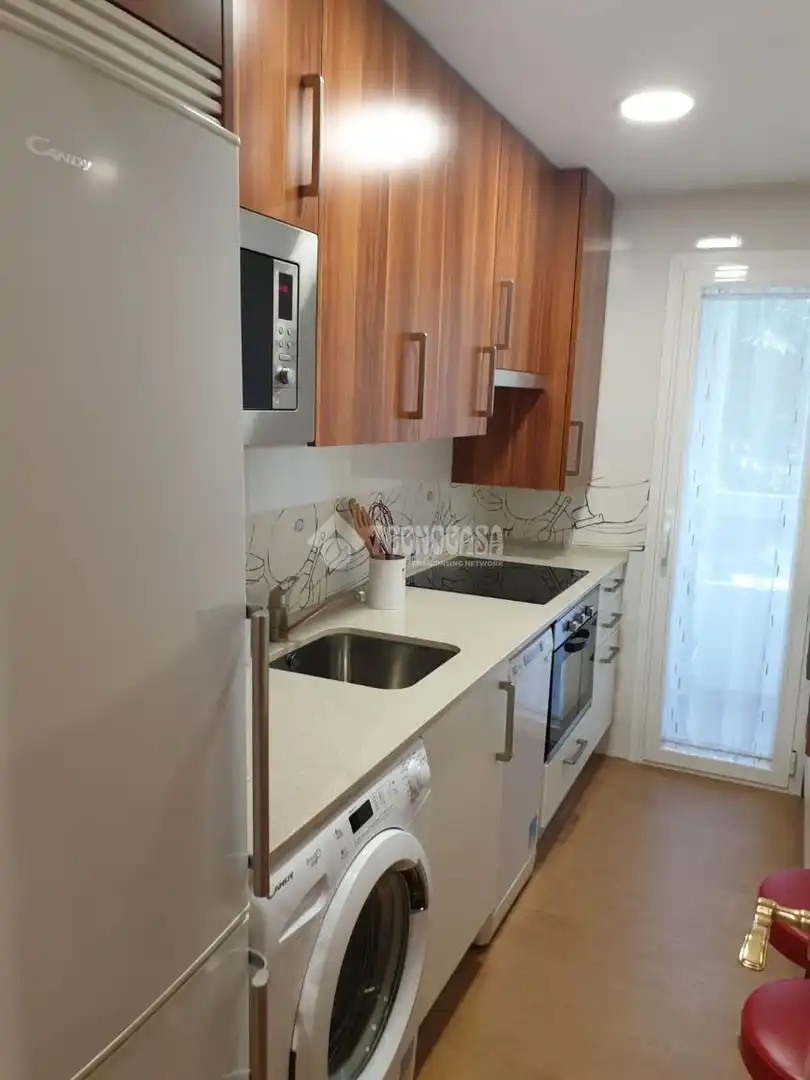 Cuina de Pis de lloguer en Madrid amb Aire condicionat, Terrassa i Domòtica