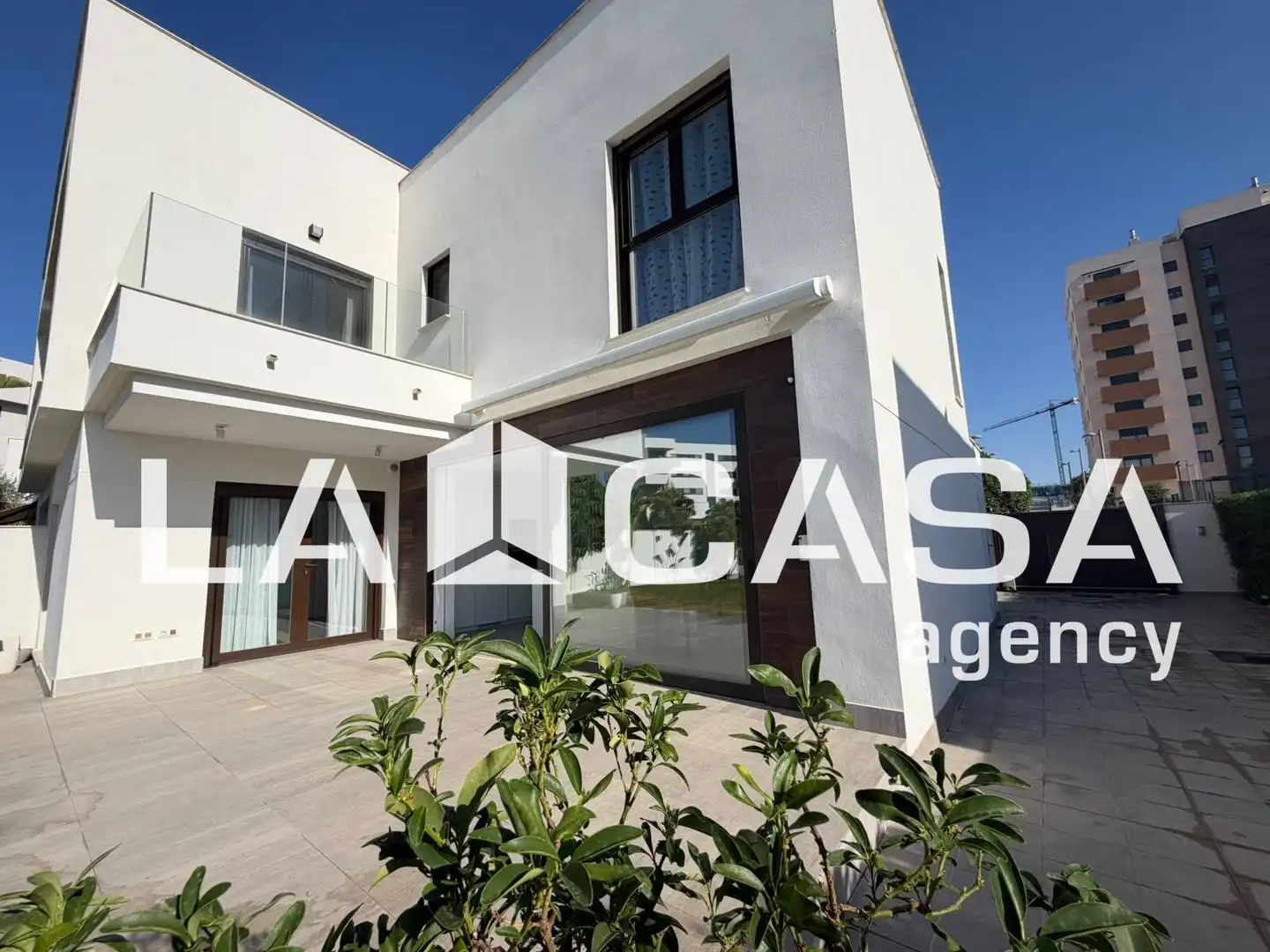 Semi-detached house for sale in Entrenúcleos