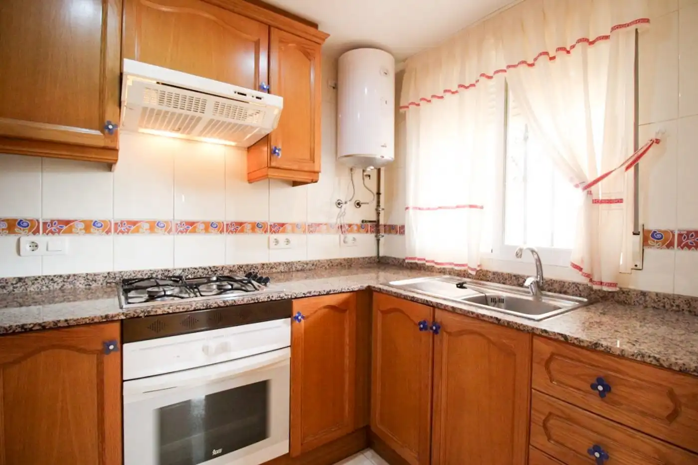 Cuina de Apartament en venda en Oropesa del Mar / Orpesa amb Terrassa, Moblat i Piscina comunitària