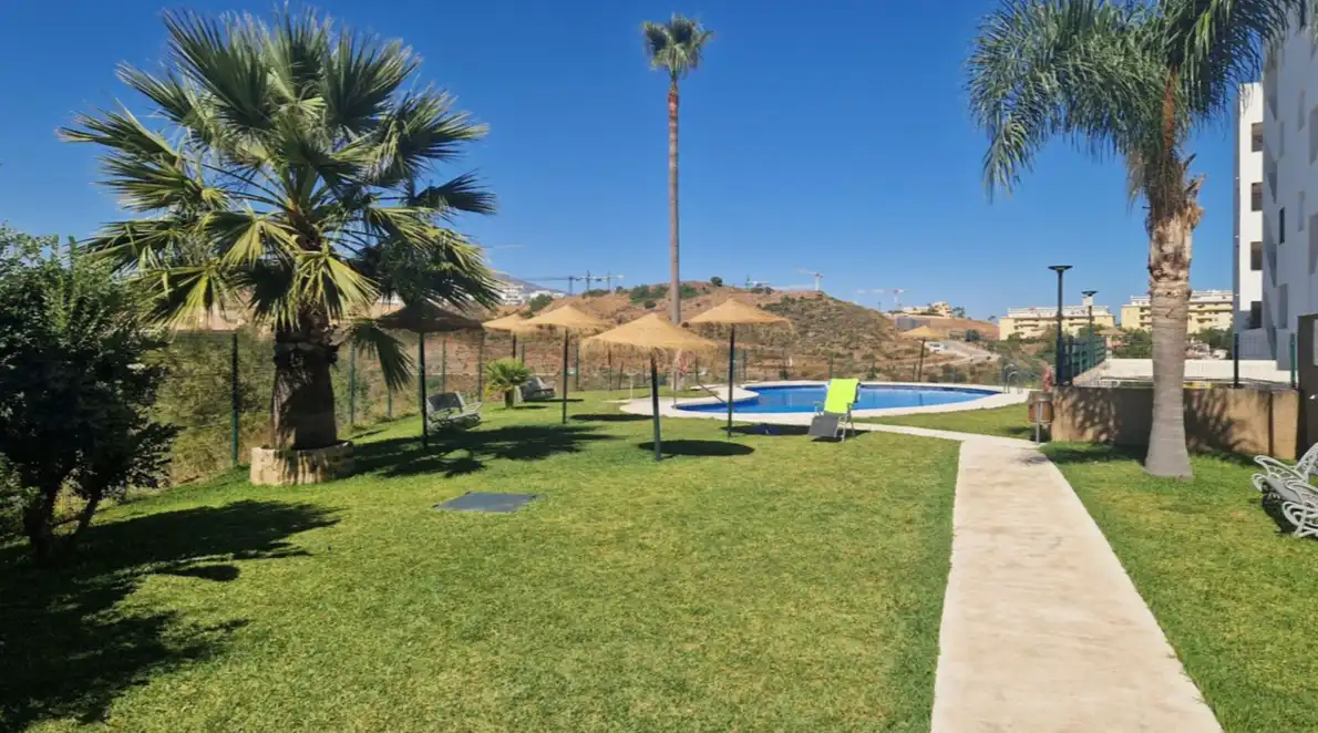 Piscina de Apartament en venda en Mijas amb Aire condicionat, Terrassa i Moblat