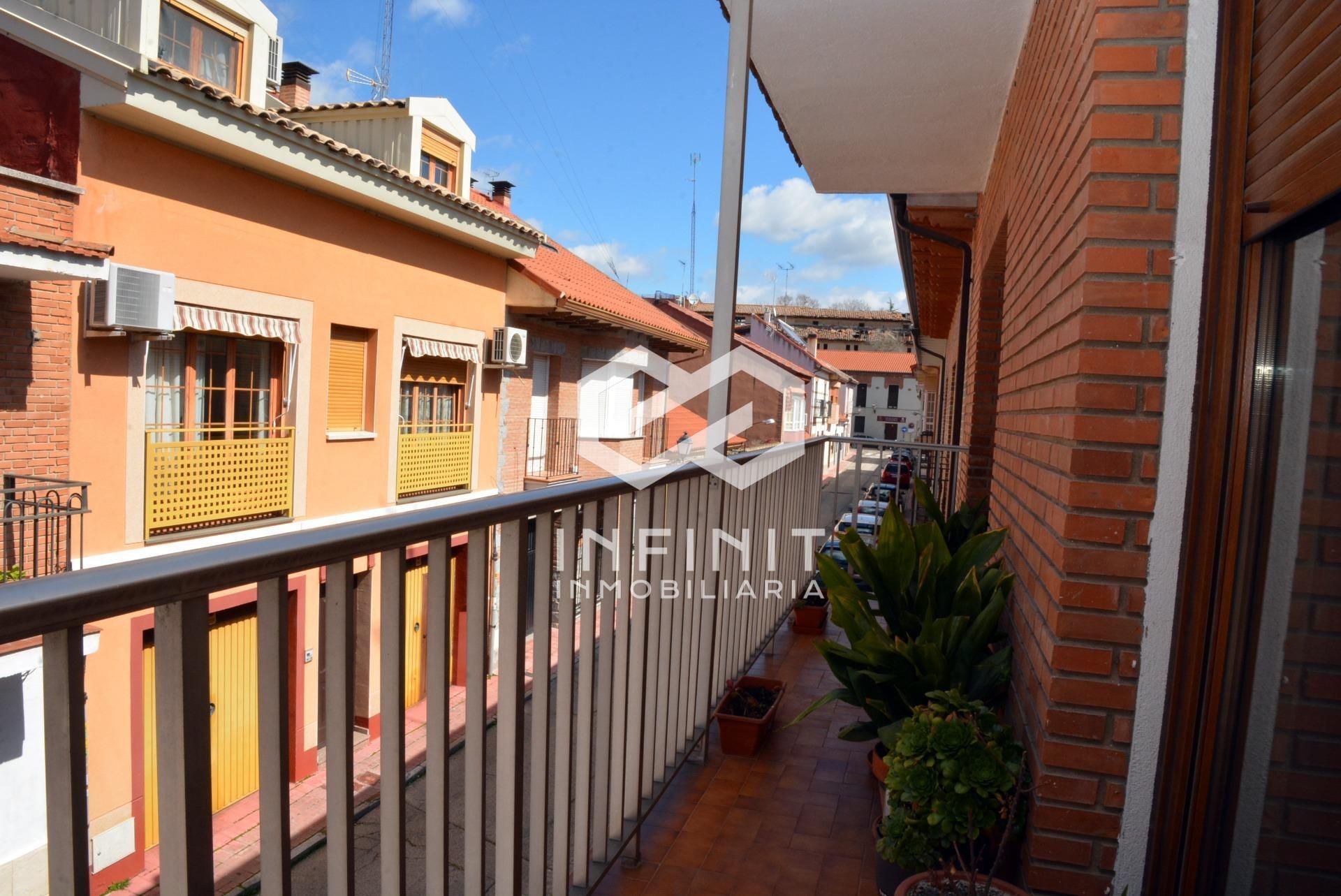 Vista exterior de Casa o xalet en venda en Alcalá de Henares amb Calefacció, Terrassa i Traster