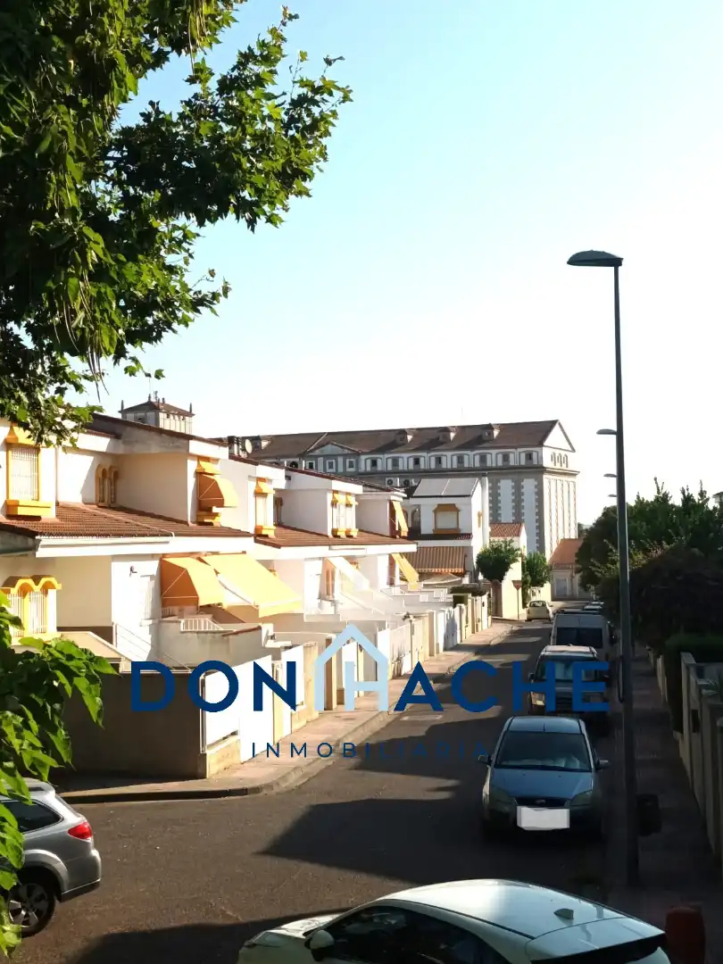 Vista exterior de Casa adosada en venta en Mérida con Aire acondicionado, Calefacción y Jardín privado