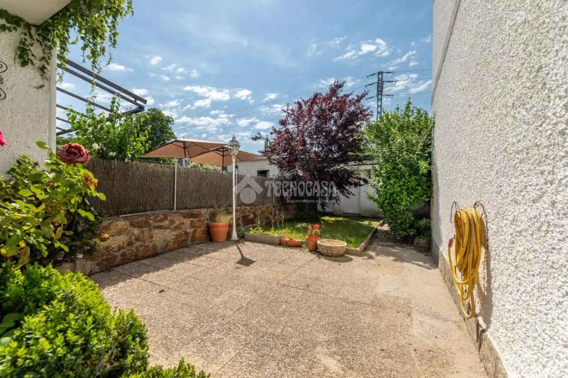 Jardín de Casa adosada en venta en Hoyo de Manzanares con Aire acondicionado, Calefacción y Jardín privado