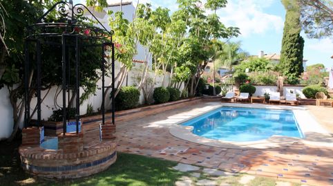 Villa Mediterránea en esquina,a Pasos de la Playa – Urb. El Presidente (Marbella/Estepona)