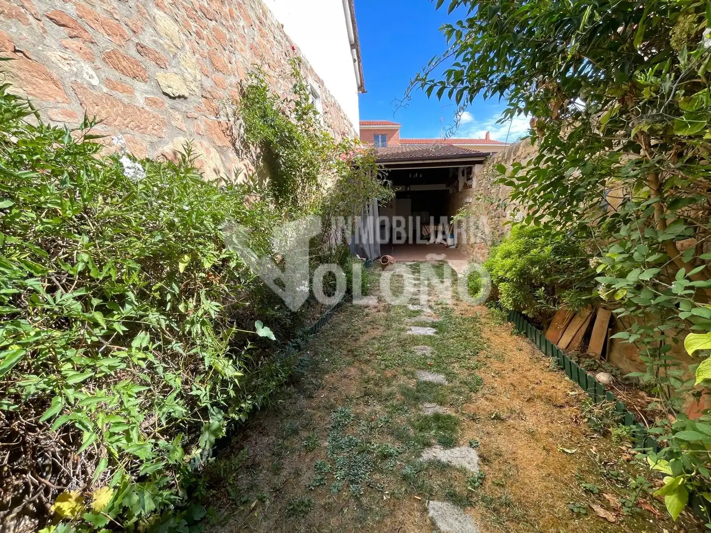 Casa aparellada amb jardí en venda a Calle Labradores 14, imagen 2