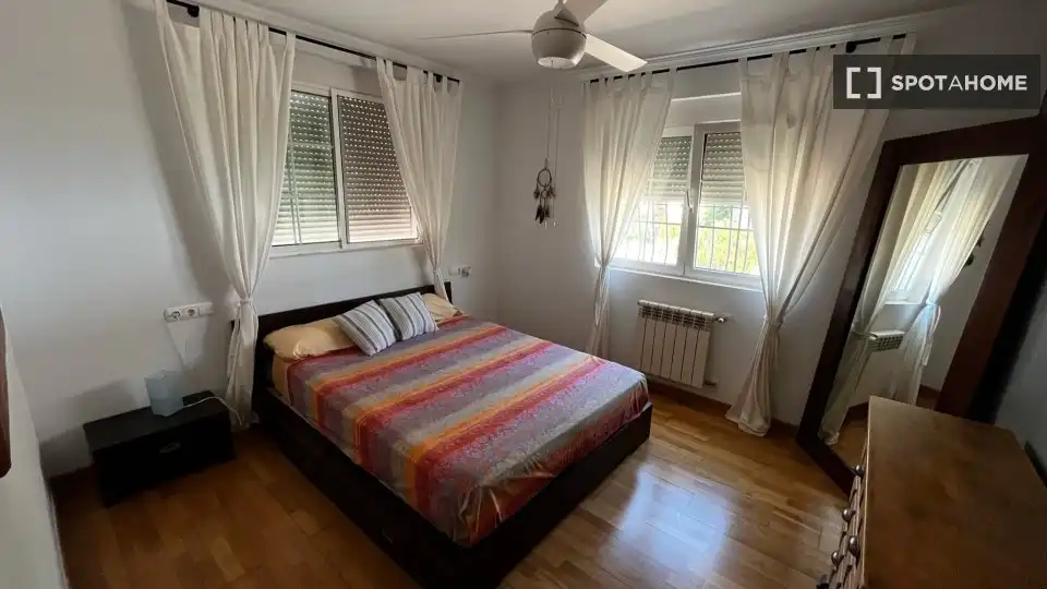 Habitación de Piso de alquiler en La Pobla de Vallbona con Aire acondicionado, Calefacción y Amueblado
