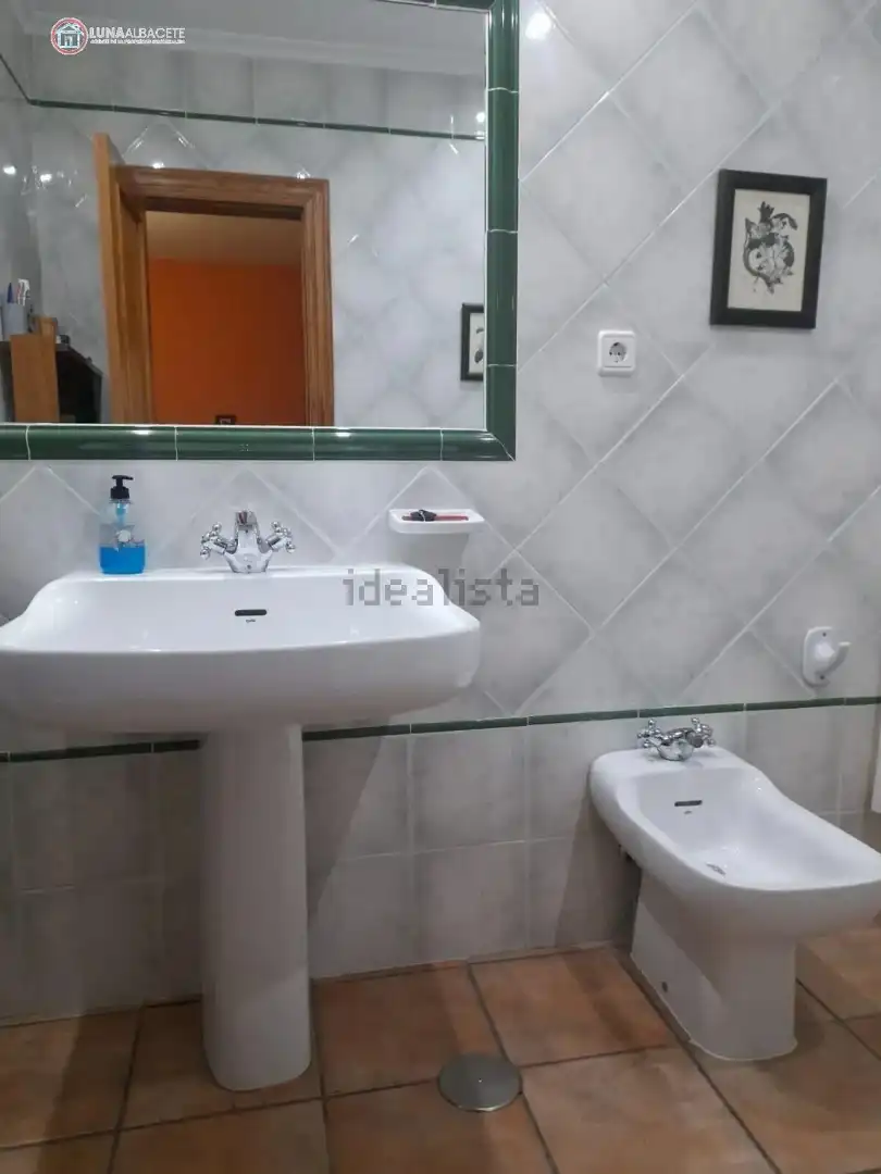 Bany de Casa o xalet en venda en Albacete amb Aire condicionat, Calefacció i Jardí privat