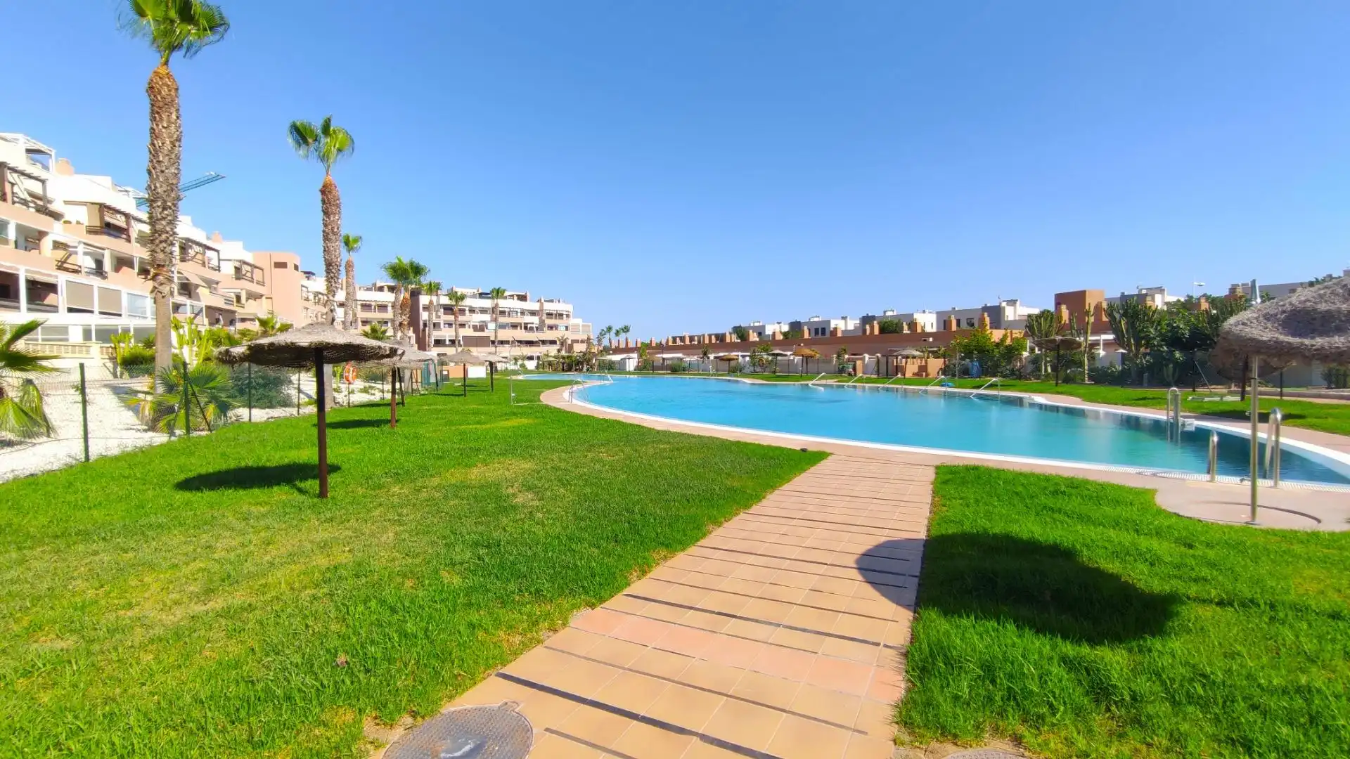 Piscina de Apartamento en venta en Almería con Aire acondicionado, Jardín privado y Terraza