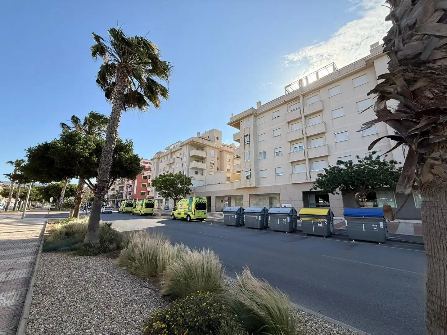 Vista exterior de Pis en venda en Roquetas de Mar amb Aire condicionat, Terrassa i Moblat