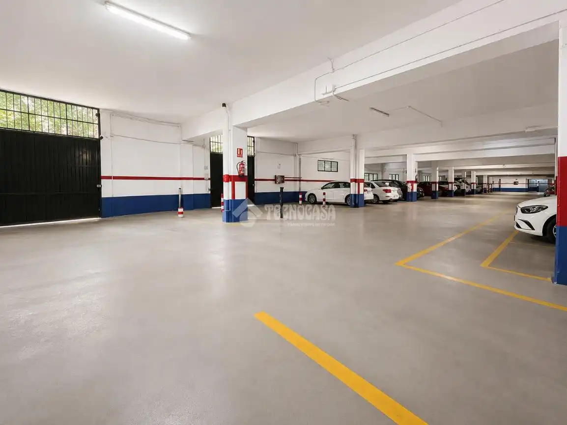 Parking de Piso en venta en Madrid con Calefacción, Terraza y Trastero