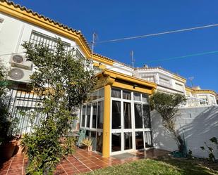 Vista exterior de Casa adosada en venda en El Puerto de Santa María amb Aire condicionat, Jardí privat i Terrassa