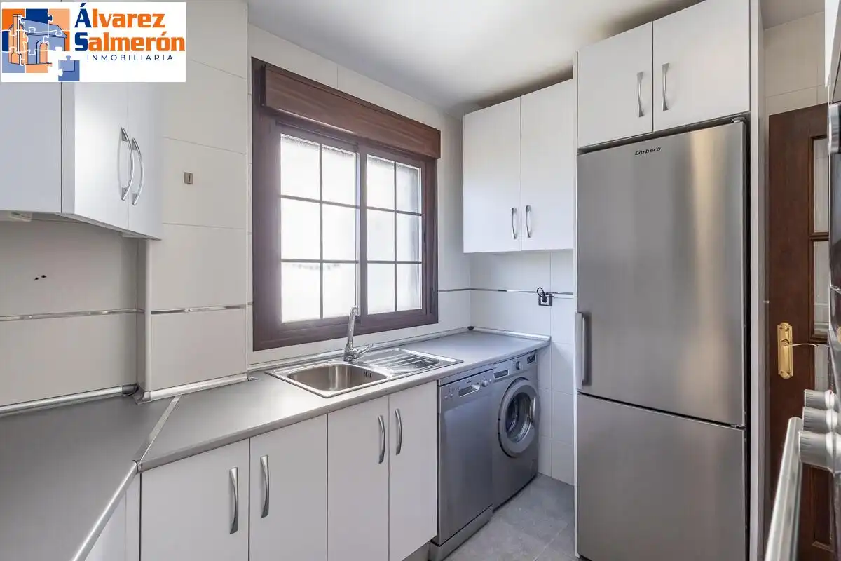 Kitchen of Flat for sale in La Zubia  with Air Conditioner and Storage room